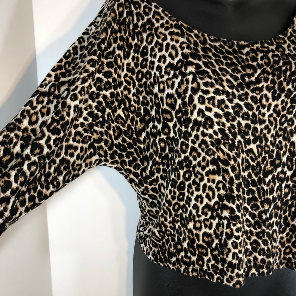 Forever 21 Leopard print long sleeve crop top